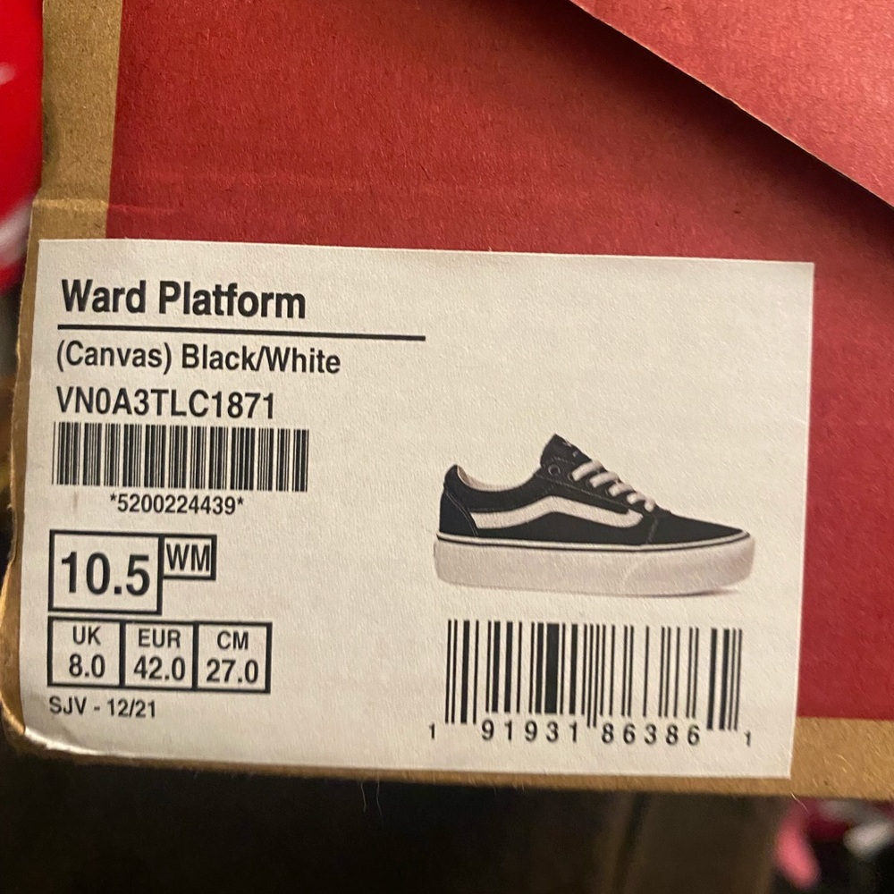 Woman  Vans 10.5 brand new black and white platform style .. got wrong size ..